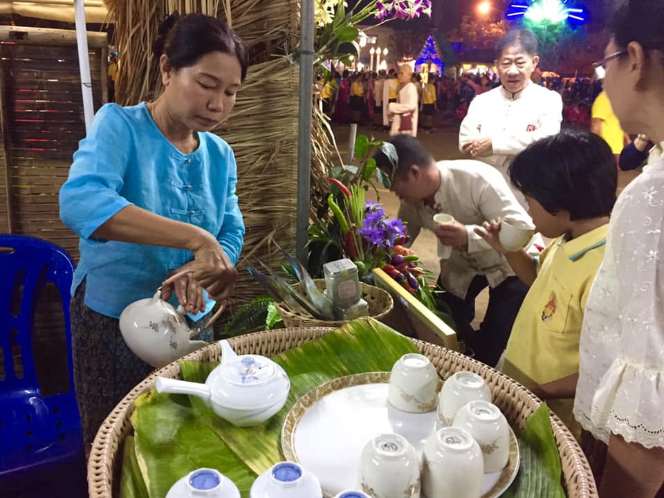 ประชาสัมพันธ์เชิญชวนประชาชน มาซื้อสินค้าอุปโภคบริโภคที่กาดเพียงดิน