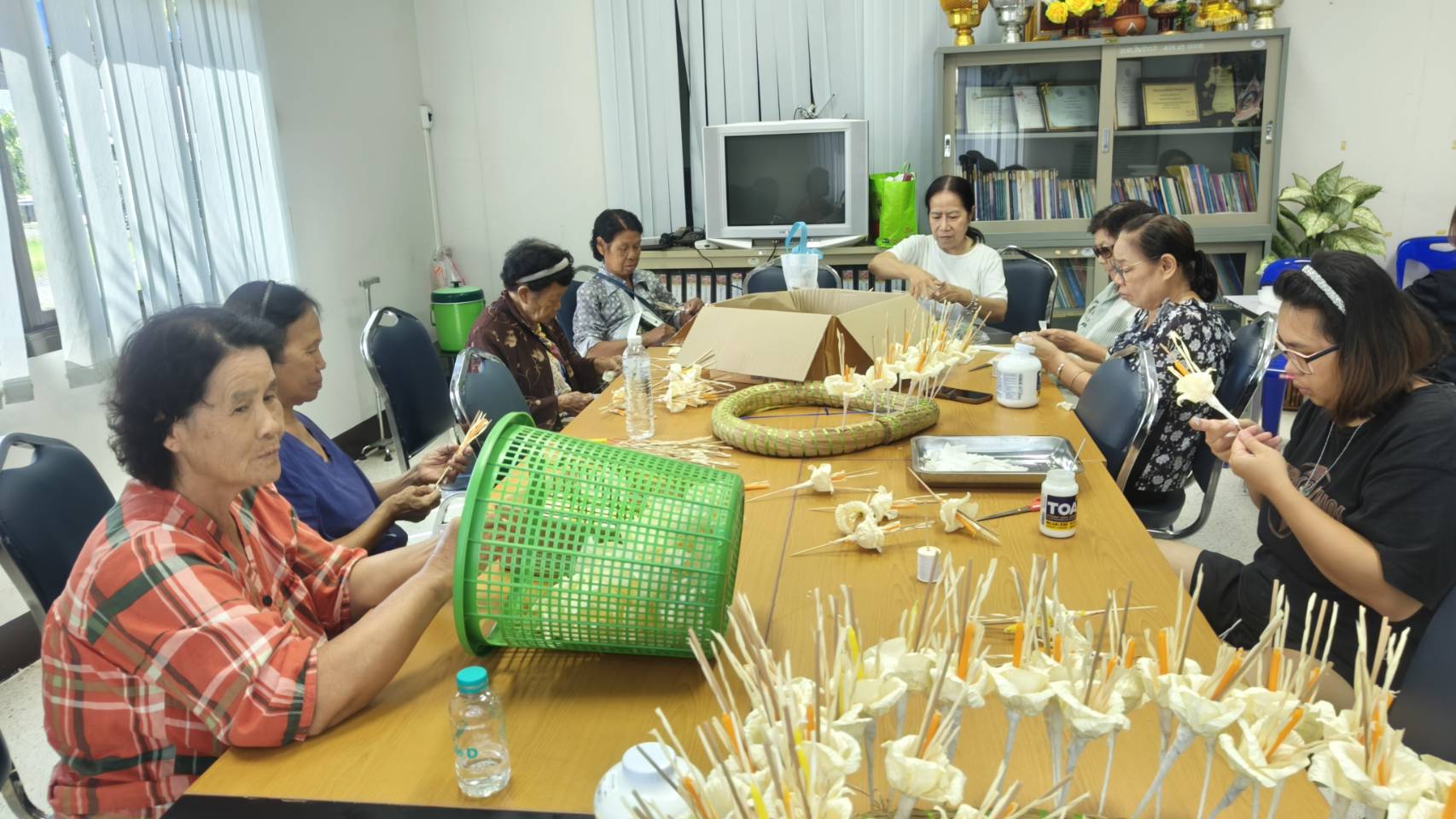 ด้วยเทศบาลตำบลสันป่าเปาร่วมกับชมรมผู้สูงอายุตำบลสันป่าเปาจัดกิจกรรมทำดอกไม้จันทน์เพื่อร่วมในพิธีถวายดอกไม้จันทน์ งานถวายพระเพลิงพระบรมศพ สมเด็จพระนางเจ้าสิริกิติ์ พระบรมราชินีนาถ พระบรมราชชนนีพันปีหลวง